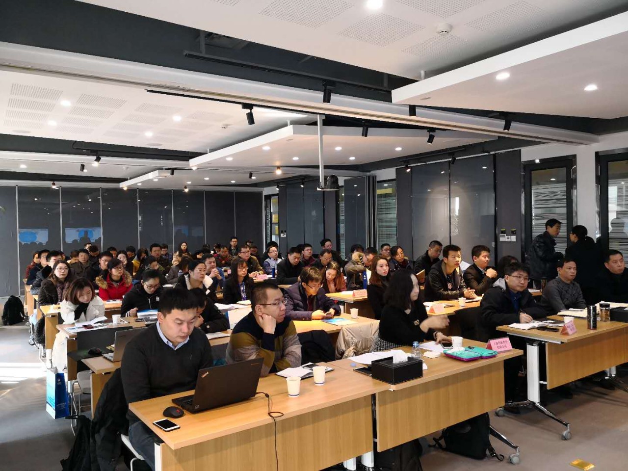 明明是我先出道，凭啥他比我要红啊?