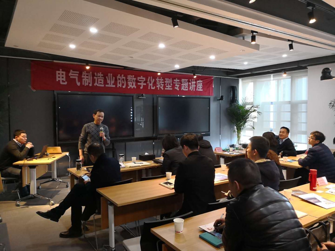 明明是我先出道，凭啥他比我要红啊?