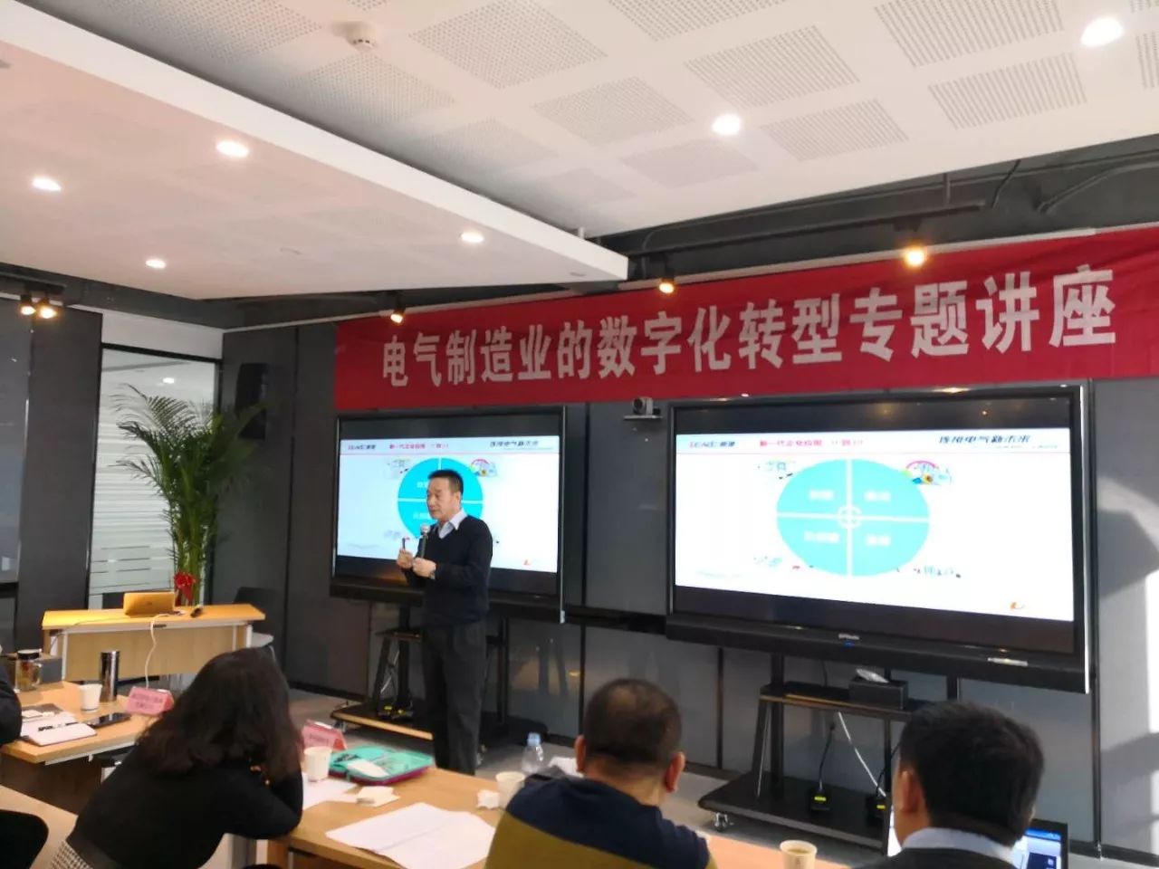 明明是我先出道，凭啥他比我要红啊?