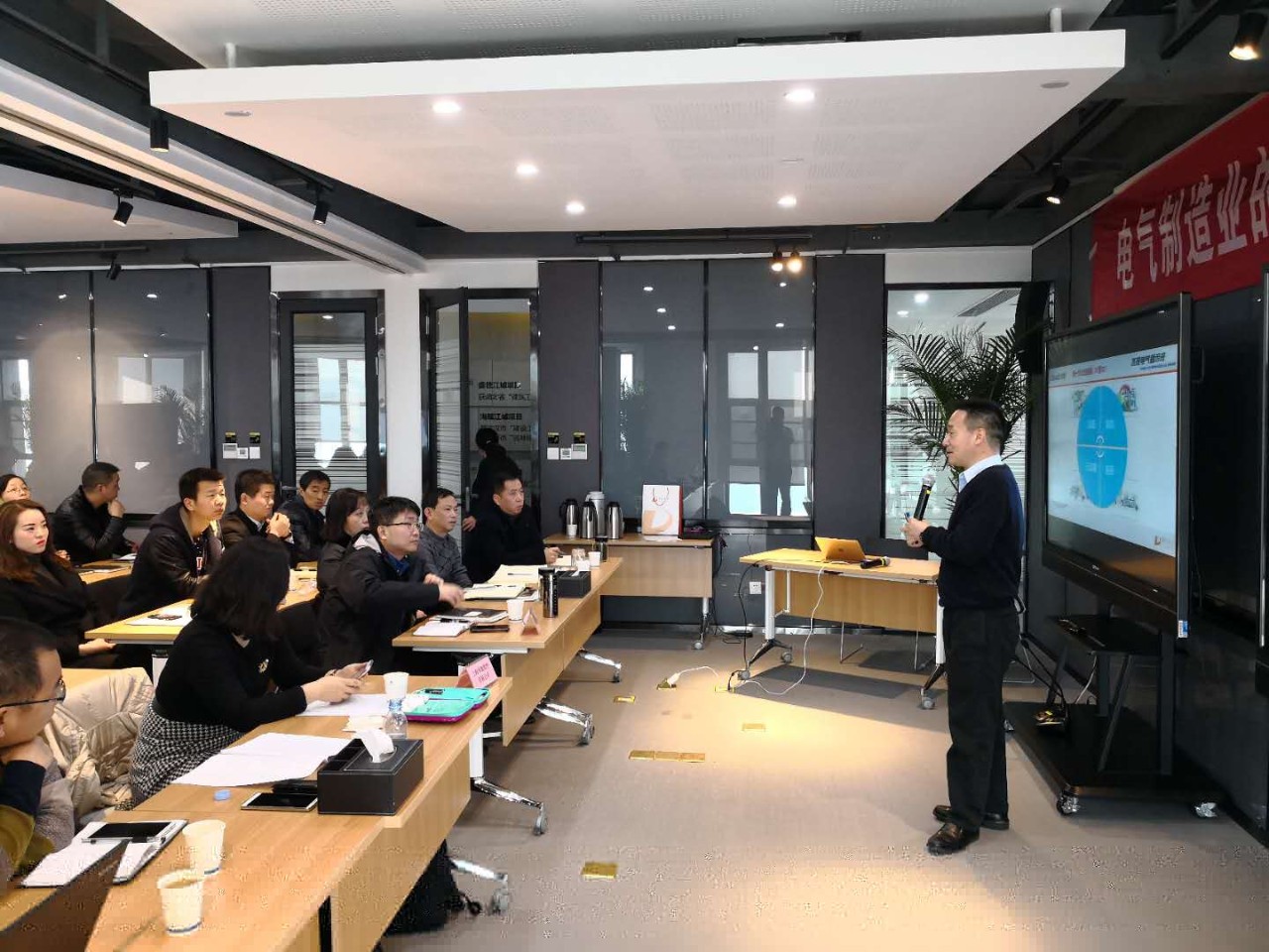 明明是我先出道，凭啥他比我要红啊?