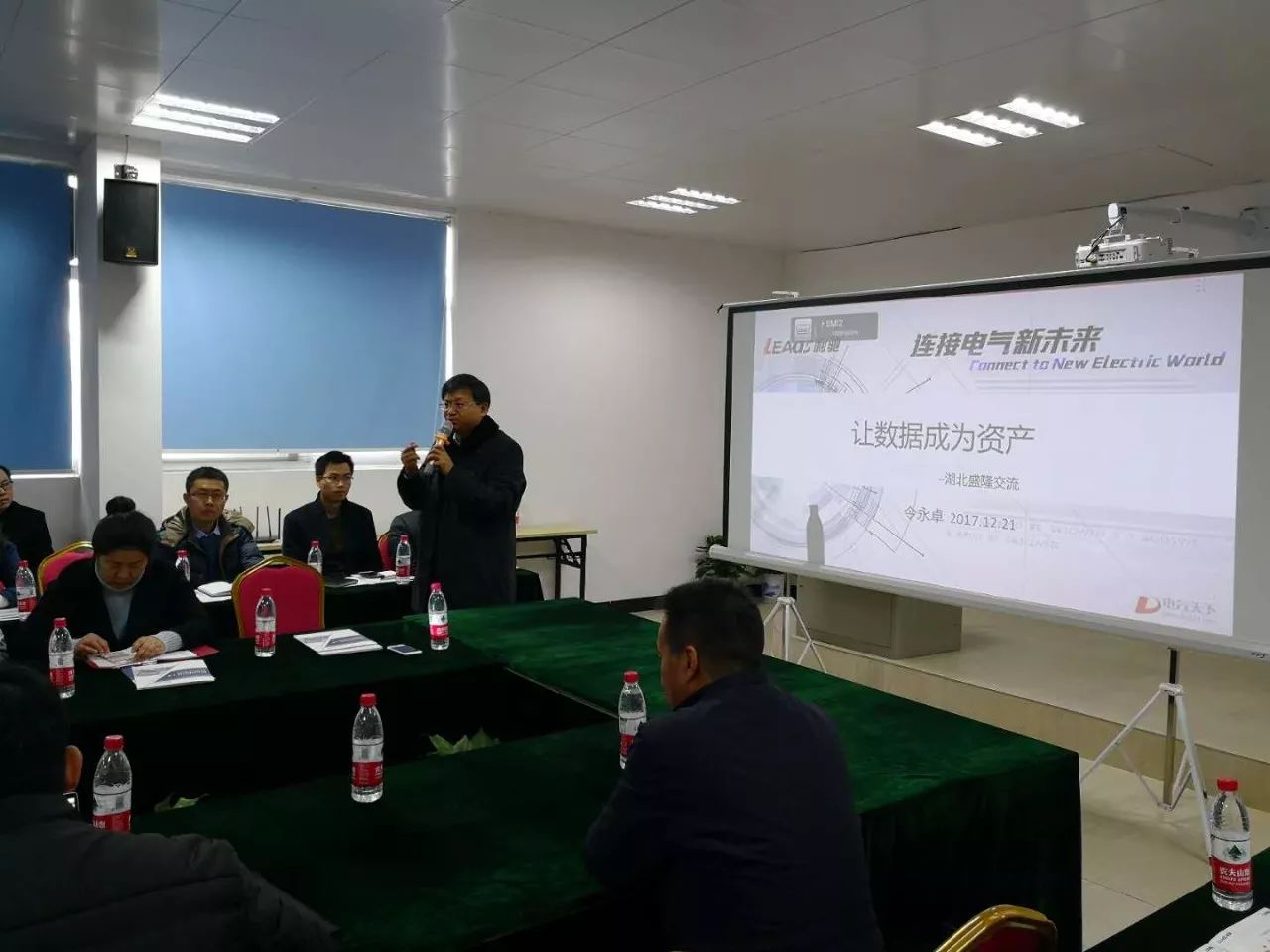 明明是我先出道，凭啥他比我要红啊?