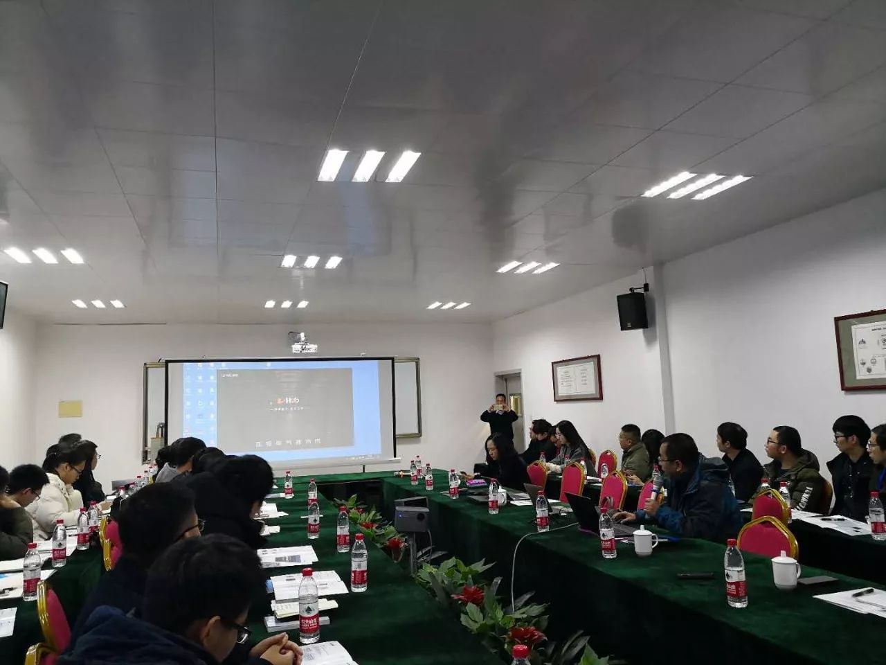 明明是我先出道，凭啥他比我要红啊?